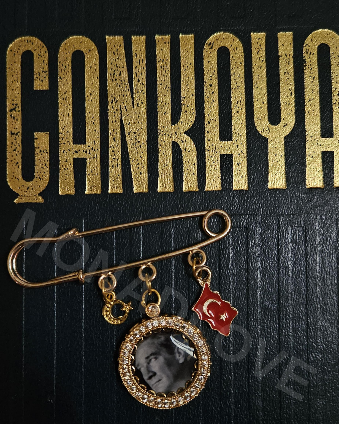 Atatürk Portreli Tek Çerçeveli Yaka Broşu