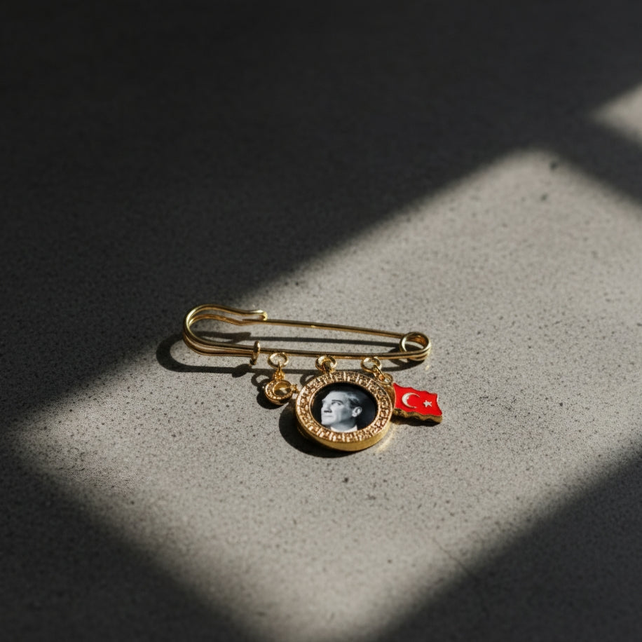 Atatürk Portreli Tek Çerçeveli Yaka Broşu