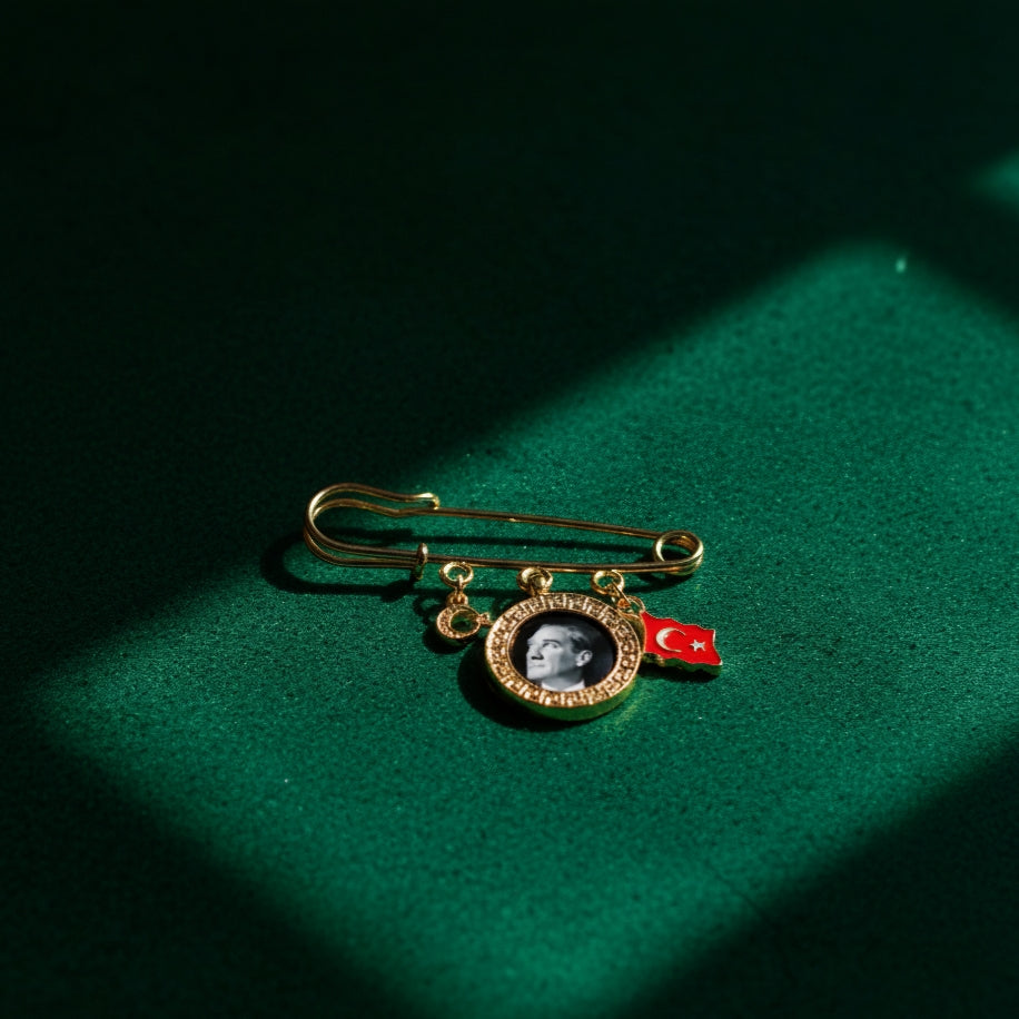 Atatürk Portreli Tek Çerçeveli Yaka Broşu